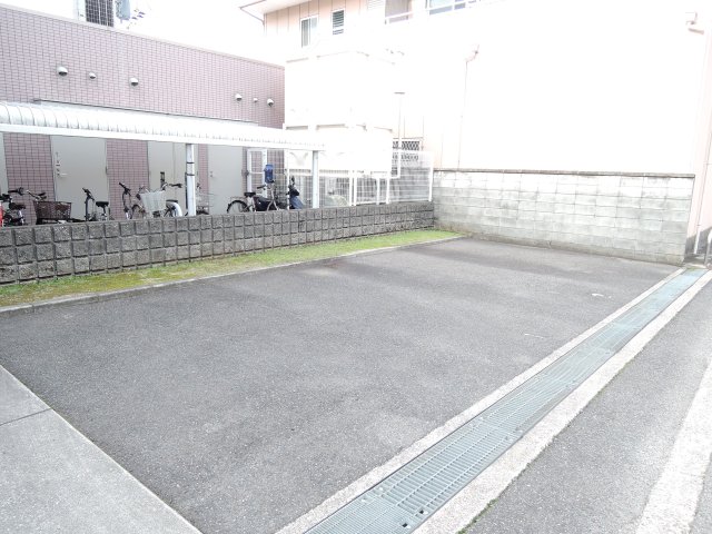【貝塚市海塚のマンションの駐車場】