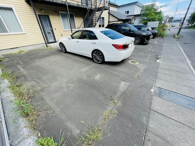 【北斗市昭和のアパートの駐車場】