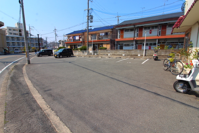 【茨木市鮎川のマンションの駐車場】