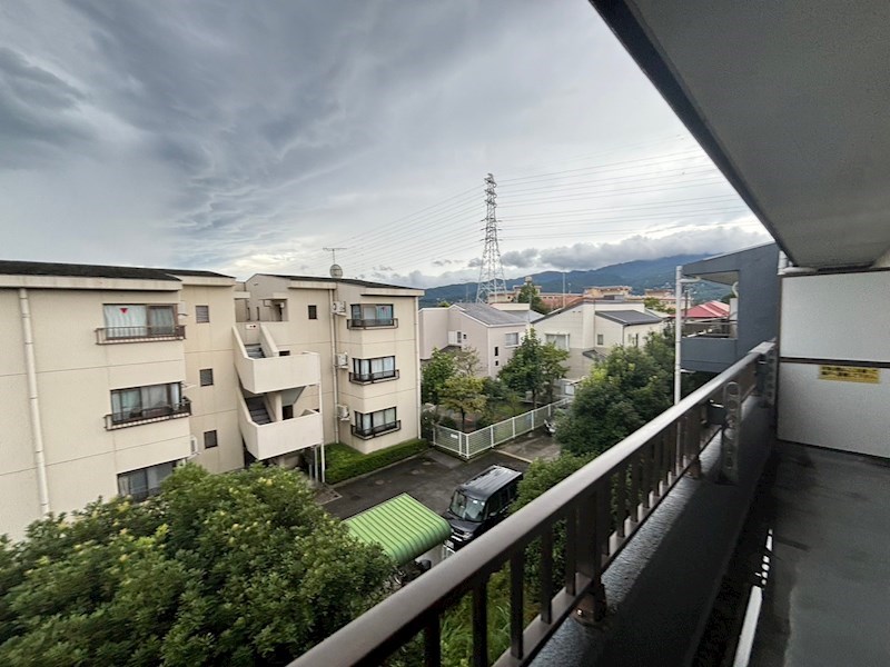 【小田原市栢山のマンションの建物外観】