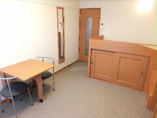 居室・リビング　カーペットのお部屋です