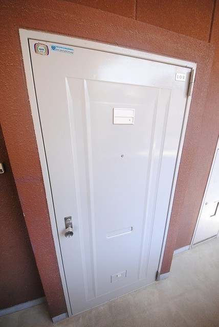 玄関　写真は１０２号室