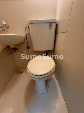 トイレ　落ち着いた色調のトイレです