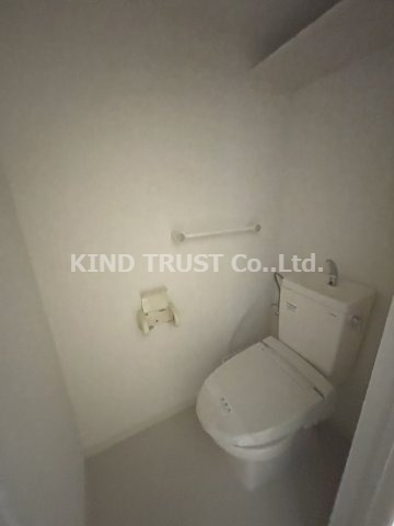 トイレ　落ち着いた色調のトイレです