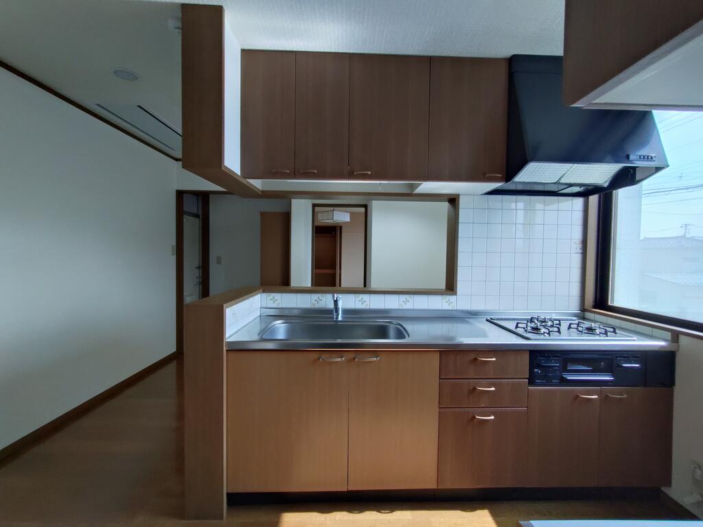 明るいシステムキッチン