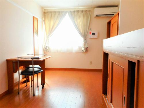 居室・リビング　テーブルは折り畳み式です