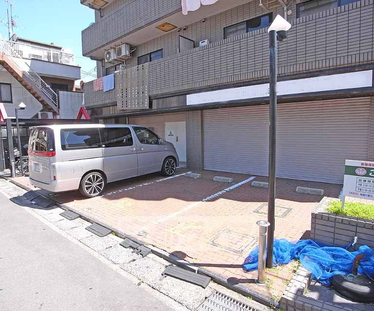 【京都市伏見区淀本町のマンションの駐車場】