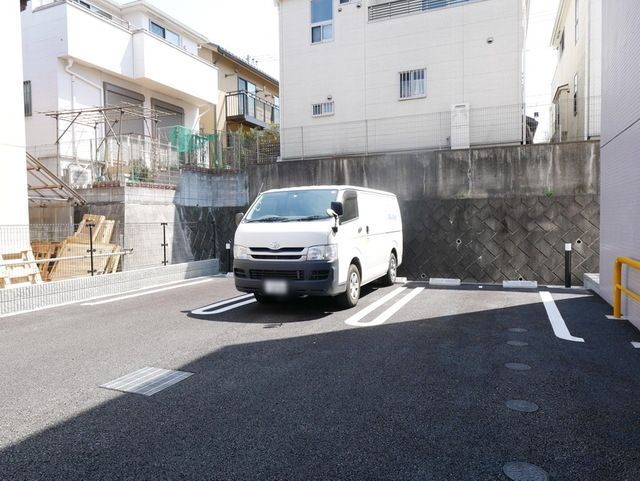 【リヴェールの駐車場】