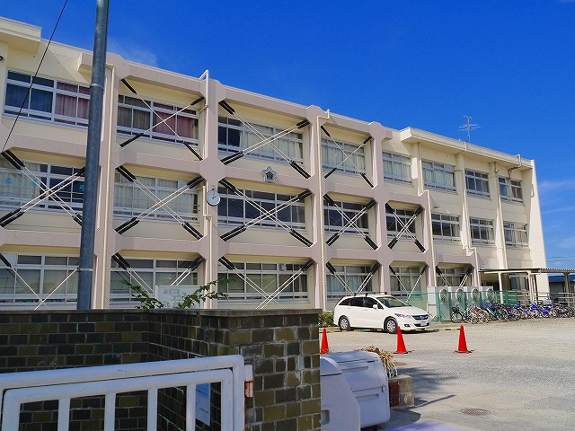 【奈良市西登美ヶ丘のマンションの小学校】