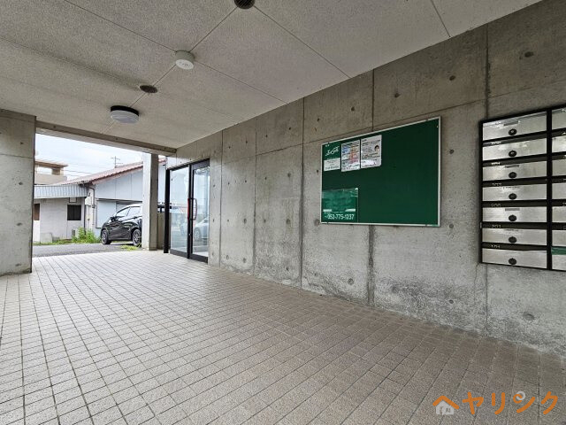 【豊田市八草町のマンションのエントランス】