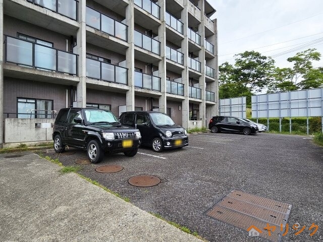 【豊田市八草町のマンションの駐車場】