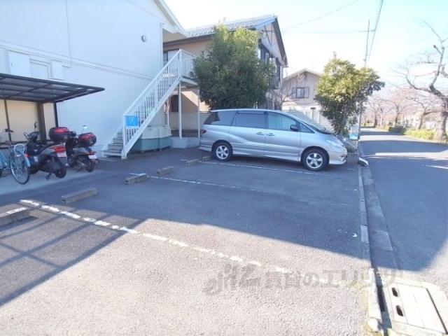 【京都市左京区松ケ崎桜木町のアパートの駐車場】