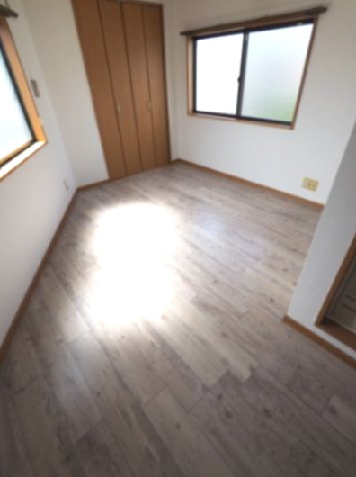 その他部屋・スペース　大きな窓で明るい居室