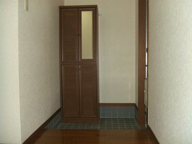 玄関　別部屋の写真のため現況を優先します