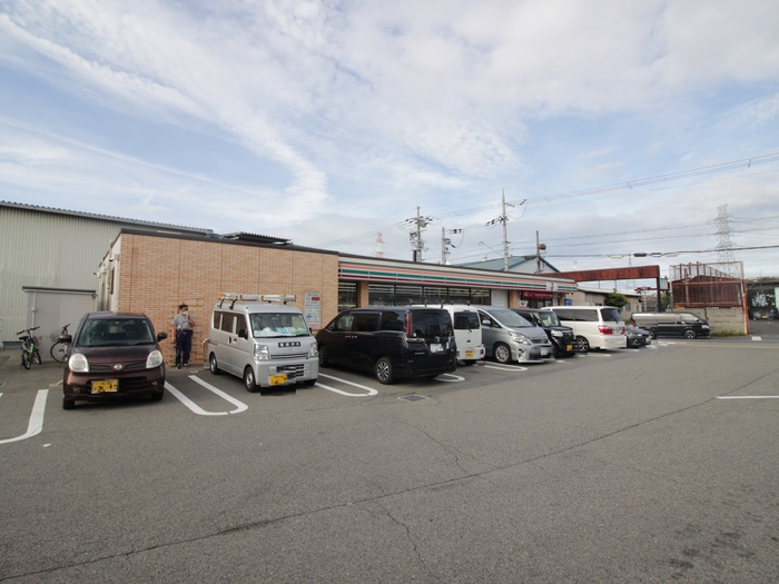 コンビニ　セブンイレブン枚方出屋敷西町店（コンビニ）まで384m