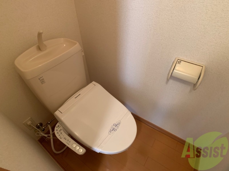 トイレ　温水洗浄便座なので快適に使用できそうですね。