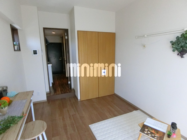 居室・リビング　７．５帖の洋室。床はフローリングです。