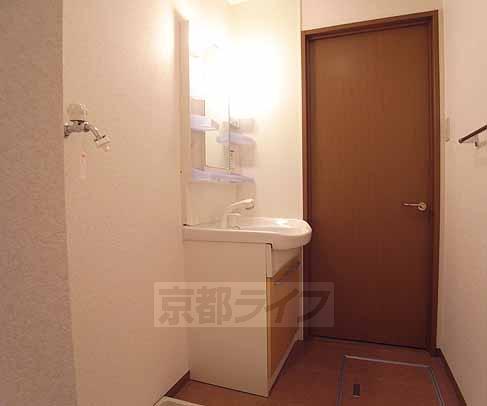 洗面設備　シャンプードレッサ付きの独立洗面台です。