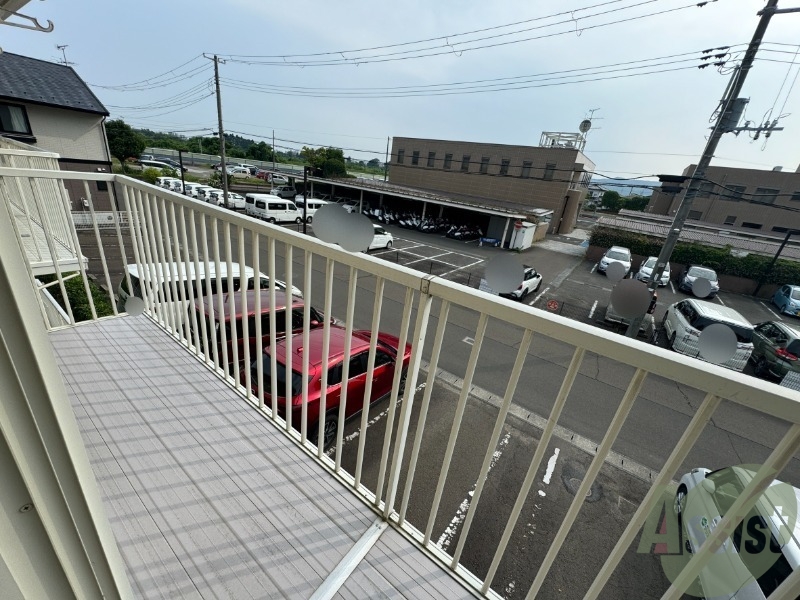 バルコニー　バルコニーはとても広々としていて、洗濯物も十分に干せそうです
