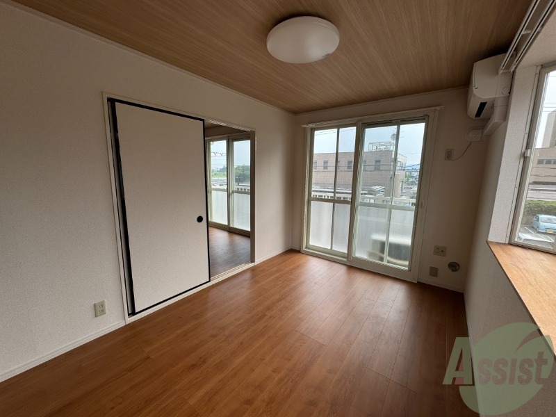 居室・リビング　窓がありとても日当たりも良いですね。広々としていますね。