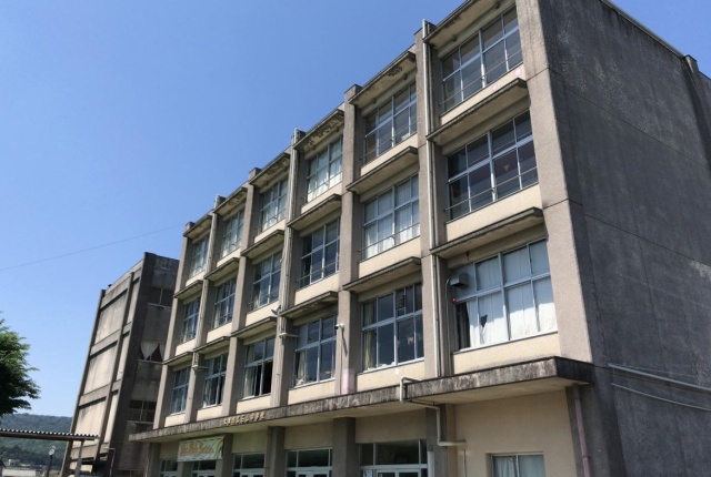 中学校　大津市立石山中学校（中学校）まで2100m