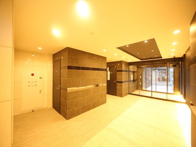 エントランス　エントランス　オートロック付　防犯カメラ有り