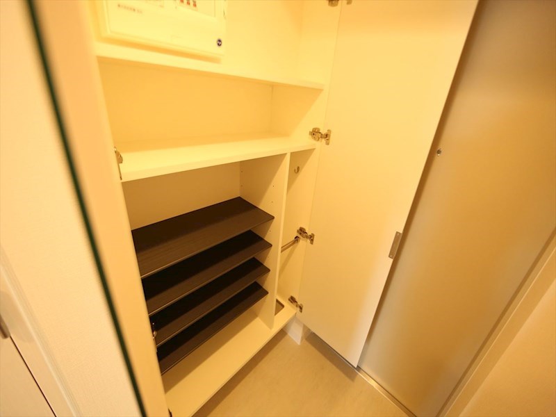 玄関　玄関　シューズボックス付（収納充実してます）