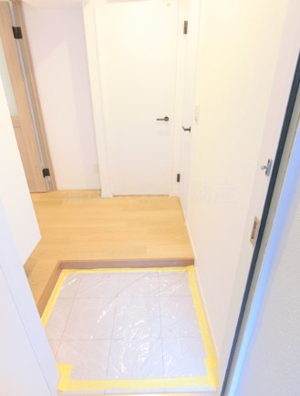 玄関　写真は同タイプ住居です。