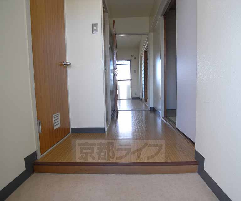 玄関　廊下の奥にはリビングがあります。