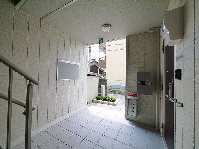 その他共有部分　落ち着いたエントランスです
