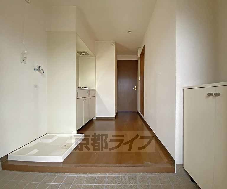 その他部屋・スペース　玄関から見たところです。ゆとりあるキッチンスペースです。