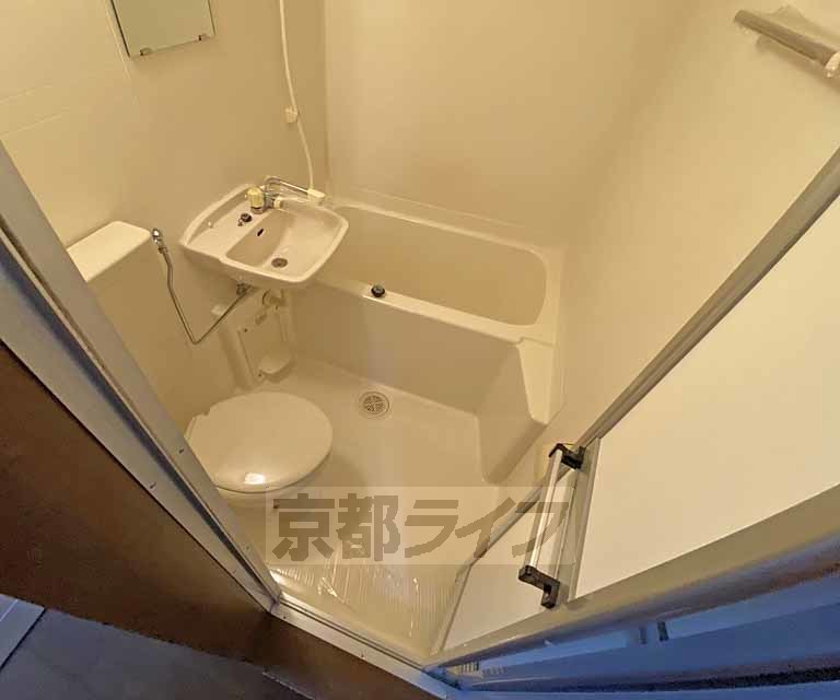 バス・シャワールーム　スッキリとした３点ユニットバスです。