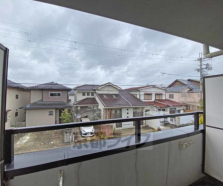 眺望　バルコニーからの景色です。前が駐車場と道路のため日当た...