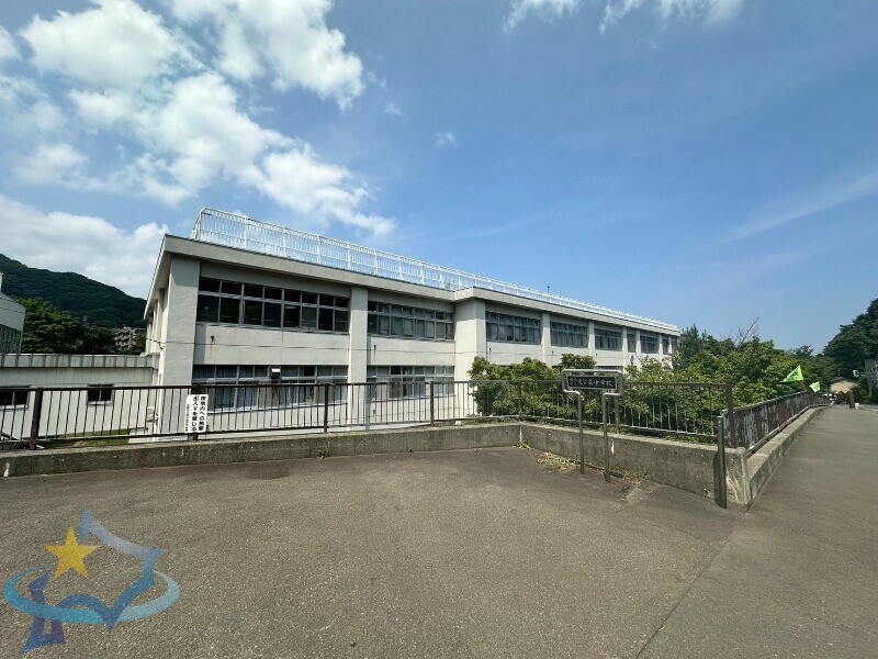 中学校　札幌市立宮の森中学校（中学校）まで268m
