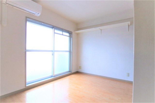 居室・リビング　便利な棚付き・エアコン付きの洋室８．６帖