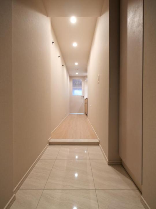 玄関　※別部屋の参考写真です。