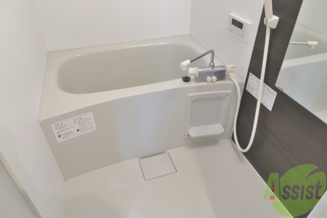 バス・シャワールーム　バスルームはモノトーンの壁で格好いいですね。