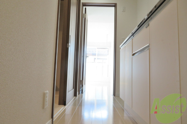 玄関　玄関から撮影しました。部屋の明るさが十分に伝わってきます。