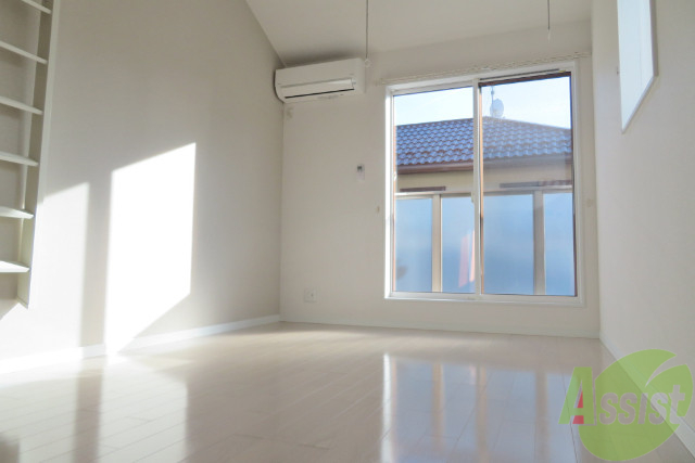 居室・リビング　リビングは広々としていて陽当たり良好で気持ち良いですよ。