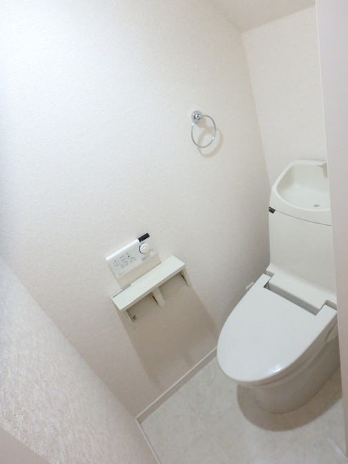 トイレ　ロータス　温水洗浄便座付