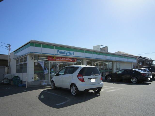 コンビニ　ファミリーマート一色前新田店（コンビニ）まで700m