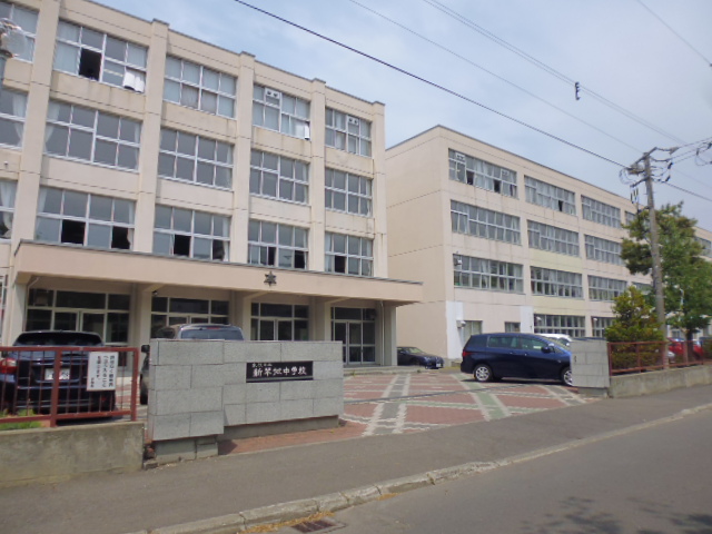 中学校　札幌市立新琴似中学校（中学校）まで458m