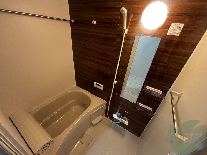 バス・シャワールーム　浴室は広めなのでゆったり落ち着けそうですね。