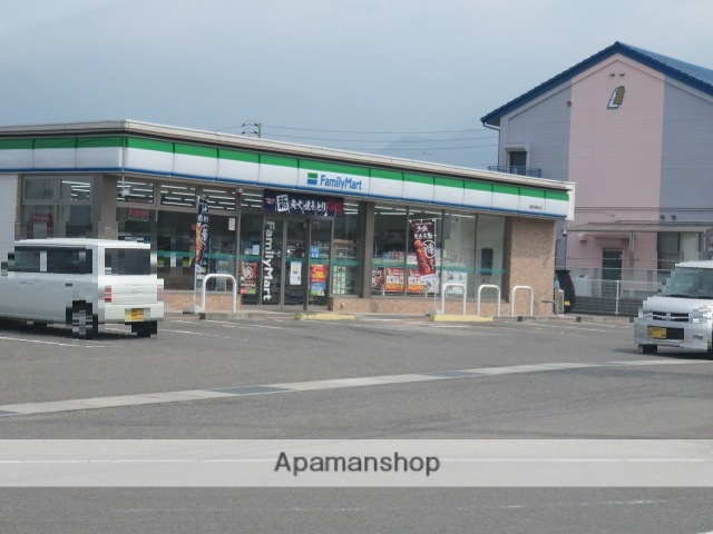 コンビニ　ファミリーマート（コンビニ）まで588m