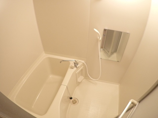 バス・シャワールーム　清潔感のあるお風呂です