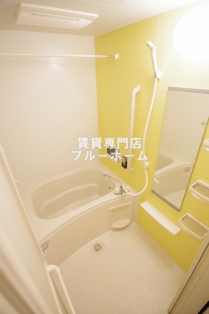 バス・シャワールーム　浴室乾燥・浴室TV付きです！