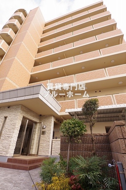 建物外観　鉄筋コンクリート造8階建て