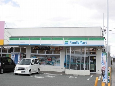 コンビニ　ファミリーマート（コンビニ）まで180m