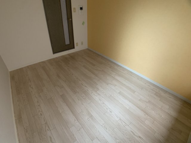 居室・リビング　床色が明るい色合いでとても綺麗です