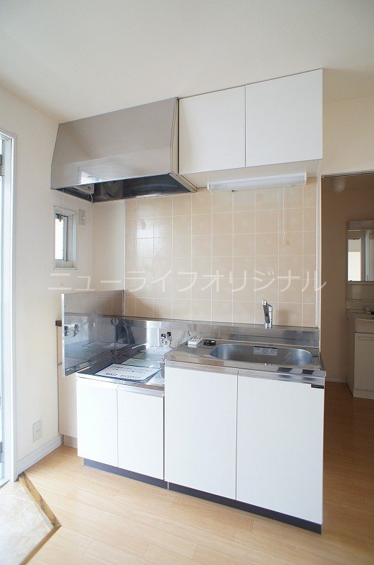 キッチン　窓付きキッチンで明るく換気も出来ます